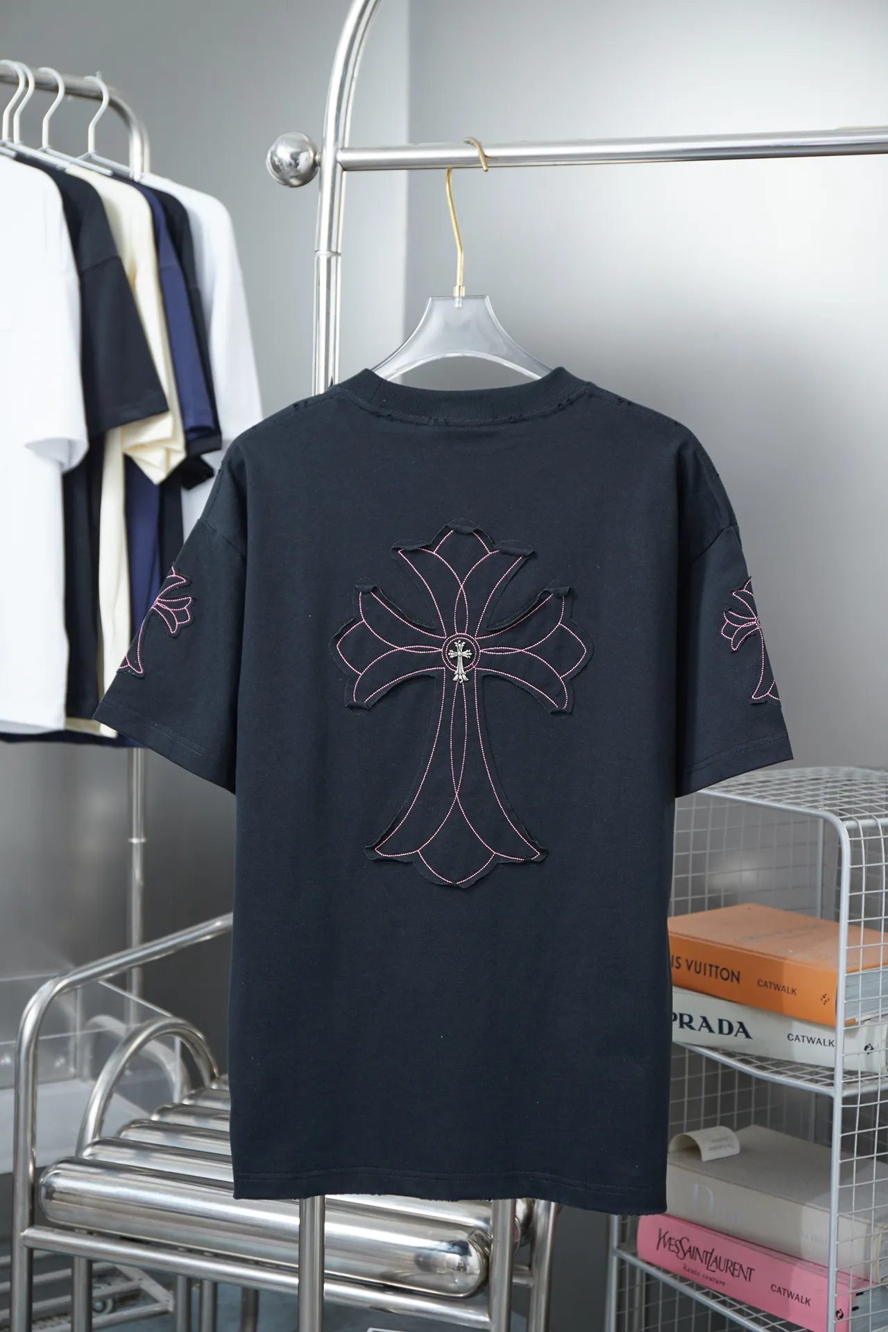 🅿️200 Ch*ome Hearte 25SS early spring new style, appliqué embroidered heart cross short sleeves, light luxury, essential item for daily commuting for men and women, correct version, welcome to compare, detailed features · 320g 100% pure cotton double yarn jersey fabric · Custom dyed in the same vat, special thickened 32 pieces double-strand 1X1 thread · Imported Tajima machine embroidery tatami embroidery ➕This cloth patch embroidery · Collar, cuffs, and hem hand-worn craftsmanship · Double-needle stitching across seams · Original main mark, washed tag, branded moisture-proof paper packaging Color: Black/White Size: S/M/L/XL